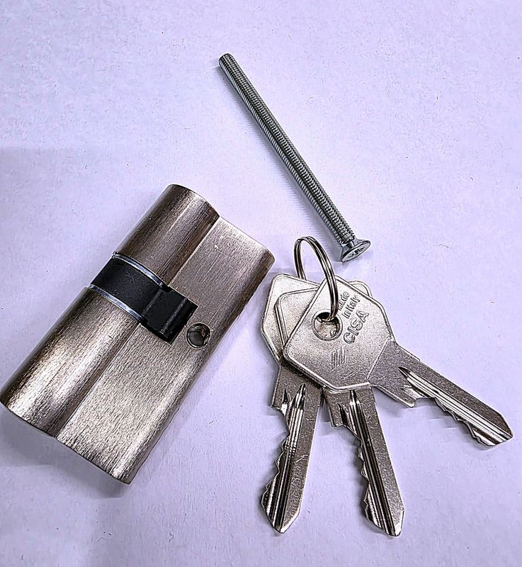 Cilindro CISA C2000 27x33 mm. Niquelado. Llave Serreta. Leva Larga