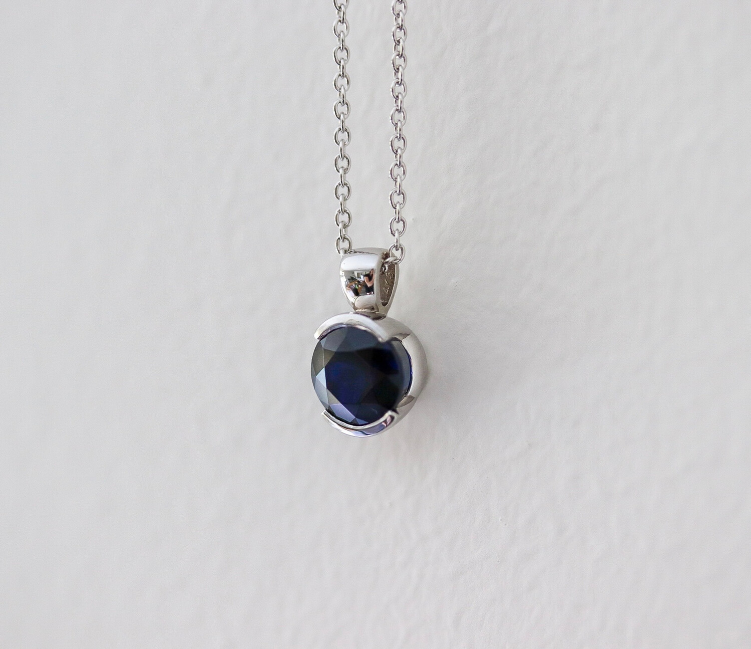 Ora Round Bezel Pendant