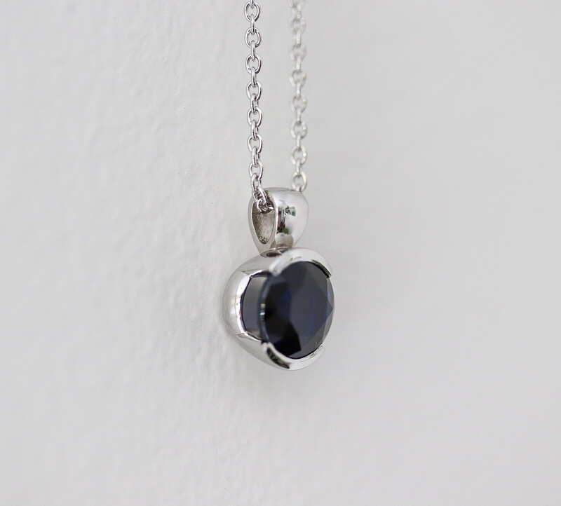 Ora Round Bezel Pendant