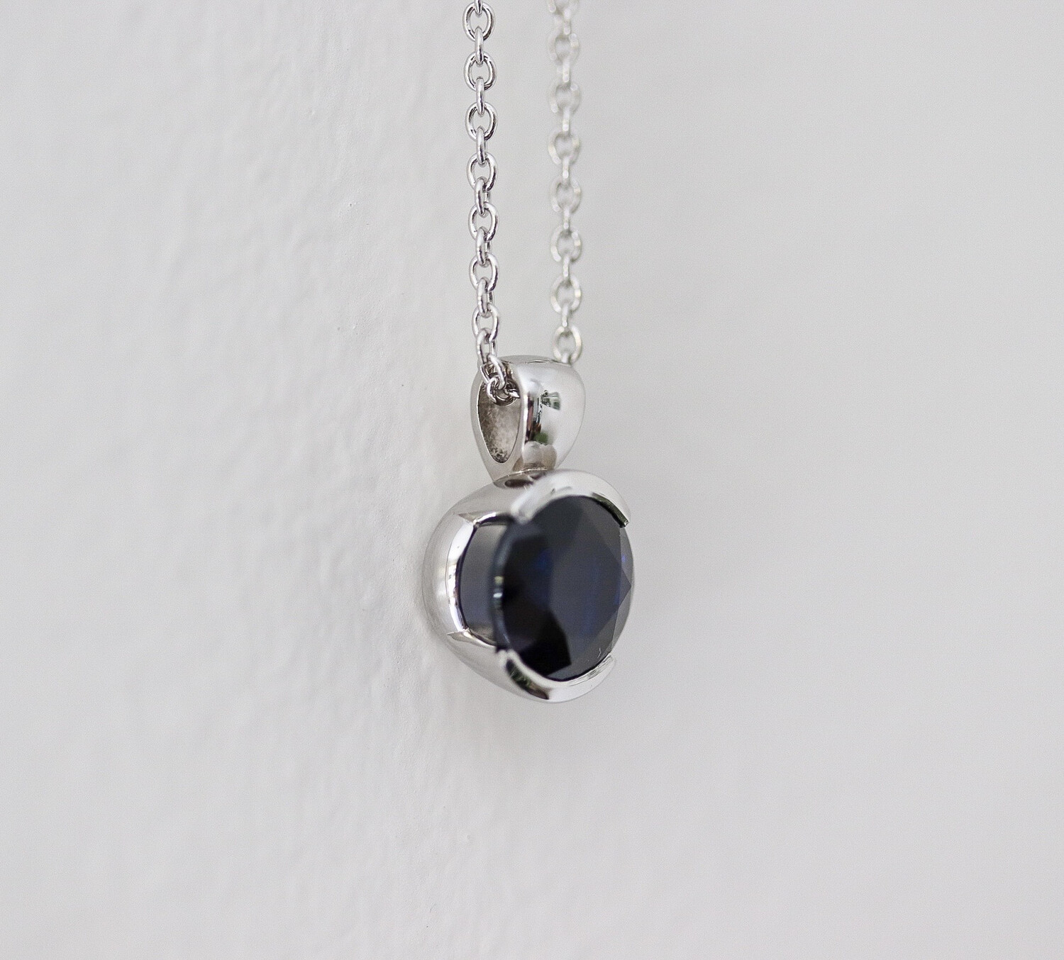 Ora Round Bezel Pendant