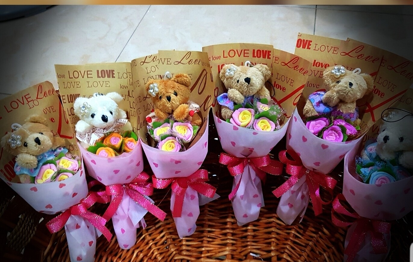 Bear with foam rose bouquets