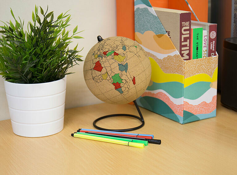 PROMO Globe terrestre en liège avec stylo et punaises PROMO Globe terrestre en liège avec stylo et punaises