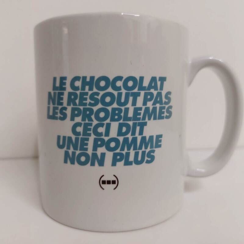 La tasse Particules -  Le chocolat ne résout  pas les problèmes, ceci dit, une pomme non plus