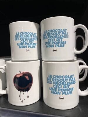 La tasse Particules -  Le chocolat ne résout  pas les problèmes, ceci dit, une pomme non plus