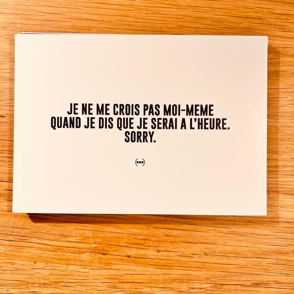 Carte postale Particules - Je ne me crois pas moi-même quand je dis que je serai à l'heure. Sorry.