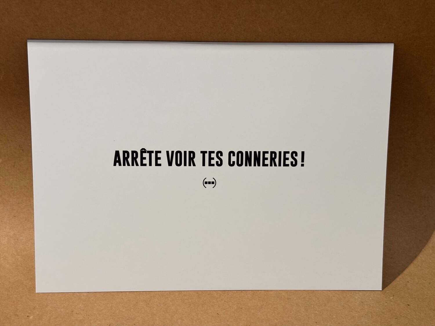 Carte postale Particules - ARRÊTE VOIR TES CONNERIES !