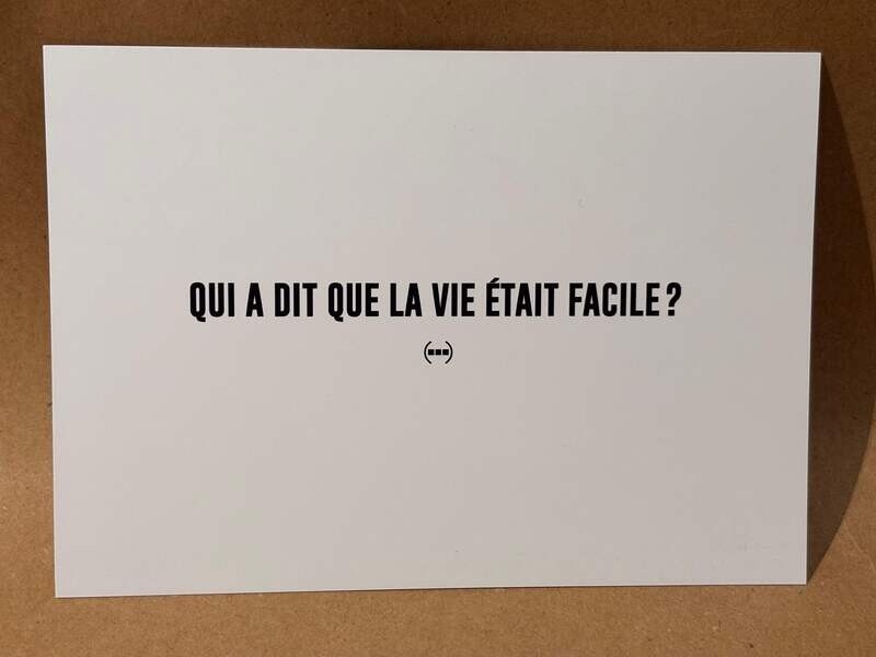 Carte postale Particules - QUI A DIT QUE LA VIE ÉTAIT FACILE ?