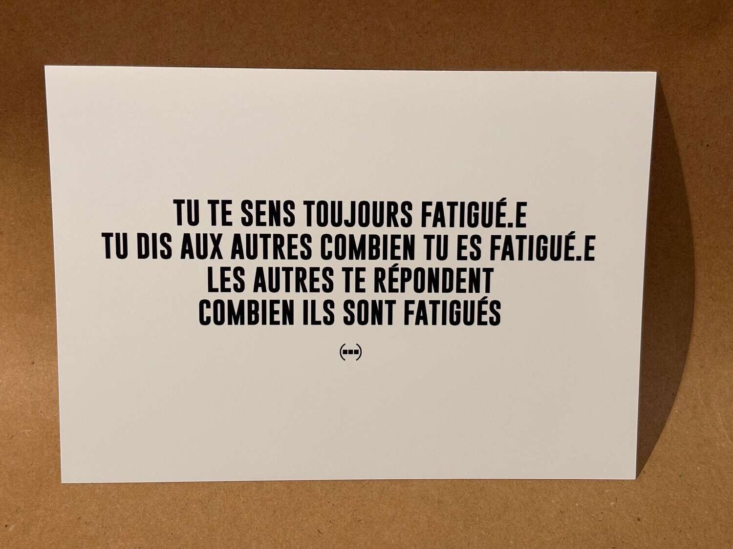 Carte postale Particules - TU TE SENS TOUJOURS FATIGUÉ.E