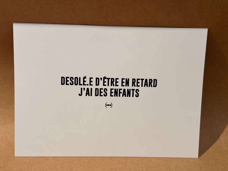 Carte postale Particules - DESOLÉ.E D'ÊTRE EN RETARD