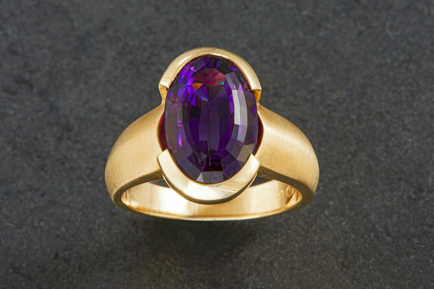 RING 1 Amethyst in 18kt. Gelbgold