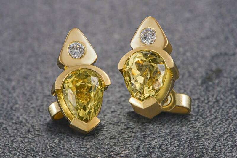 Ohrstecker mit 2 gelben Granaten und 2 Brillanten in 18kt. Gelbgold Ohrstecker mit 2 gelben Granaten und 2 Brillanten in 18kt. Gelbgold