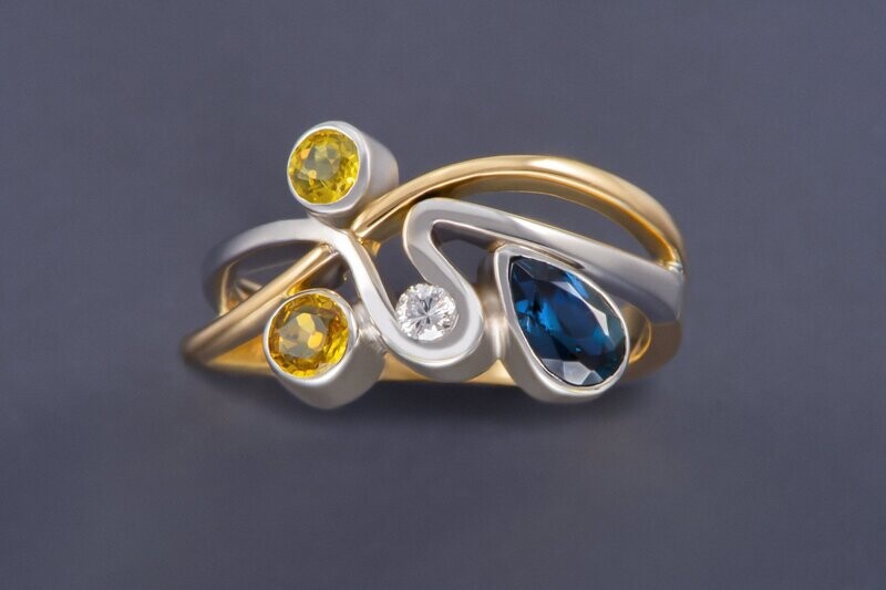 1 Ring 
1 Saphir blau, 2 Saphire gelb & 1 Brillant, 
18kt. Weiß-und Gelbgold