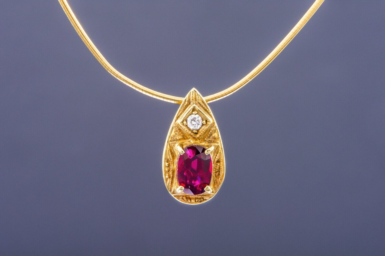 Anhänger 1 Rubin (weinrot/pink-stich) mit 1 Brillant in 14kt. Gelbgold (ohne Kette)