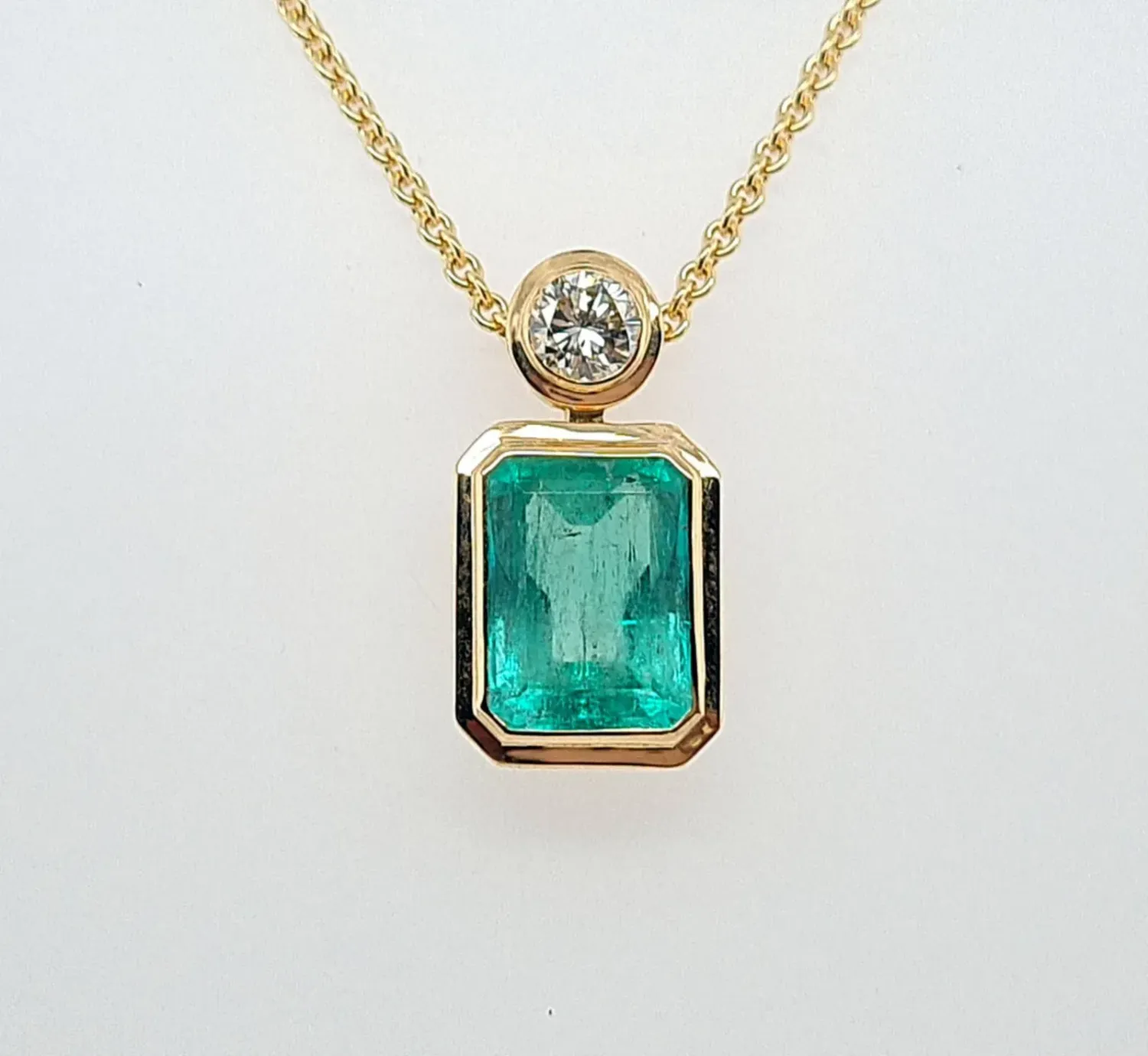 750er Gelbgold Anhänger mit 1 feinem Smaragd und einem  Brillanten (ohne Kette)