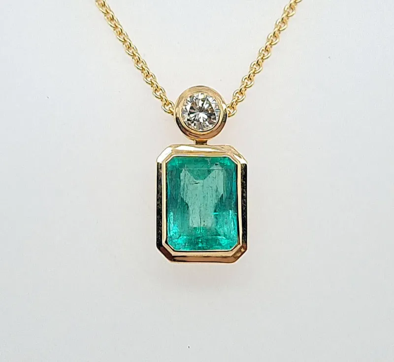 750er Gelbgold Anhänger mit 1 feinem Smaragd und einem  Brillanten (ohne Kette)