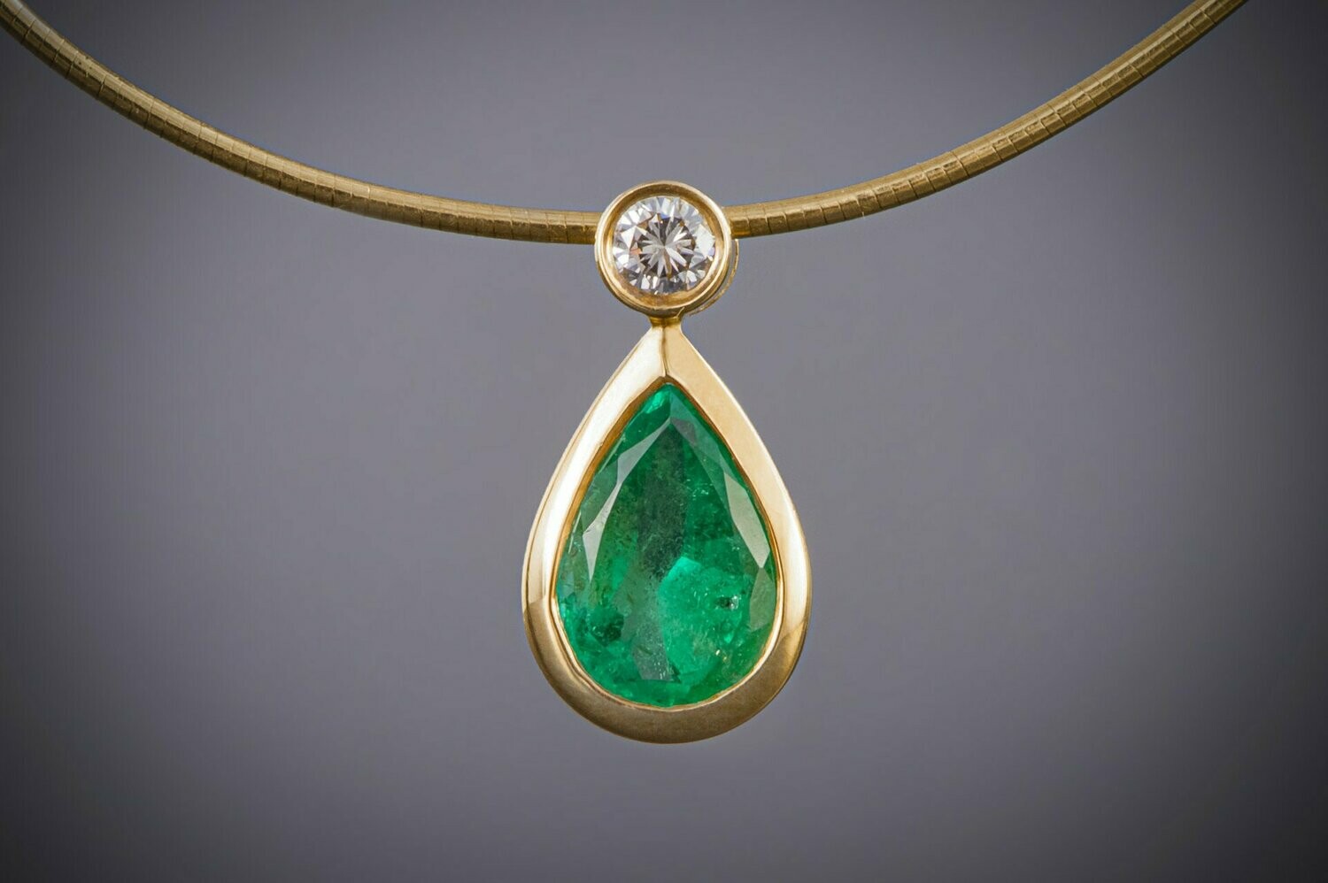 Kolumbianischer Smaragd in 750er Gelgold