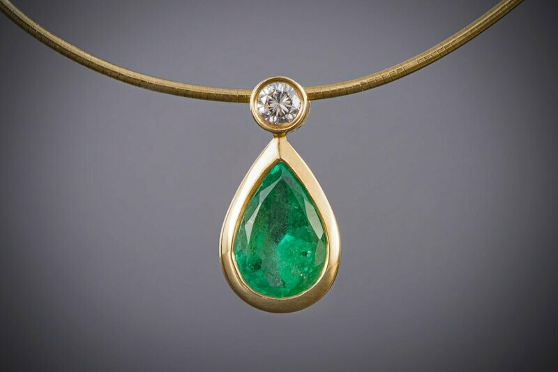 Kolumbianischer Smaragd in 750er Gelgold