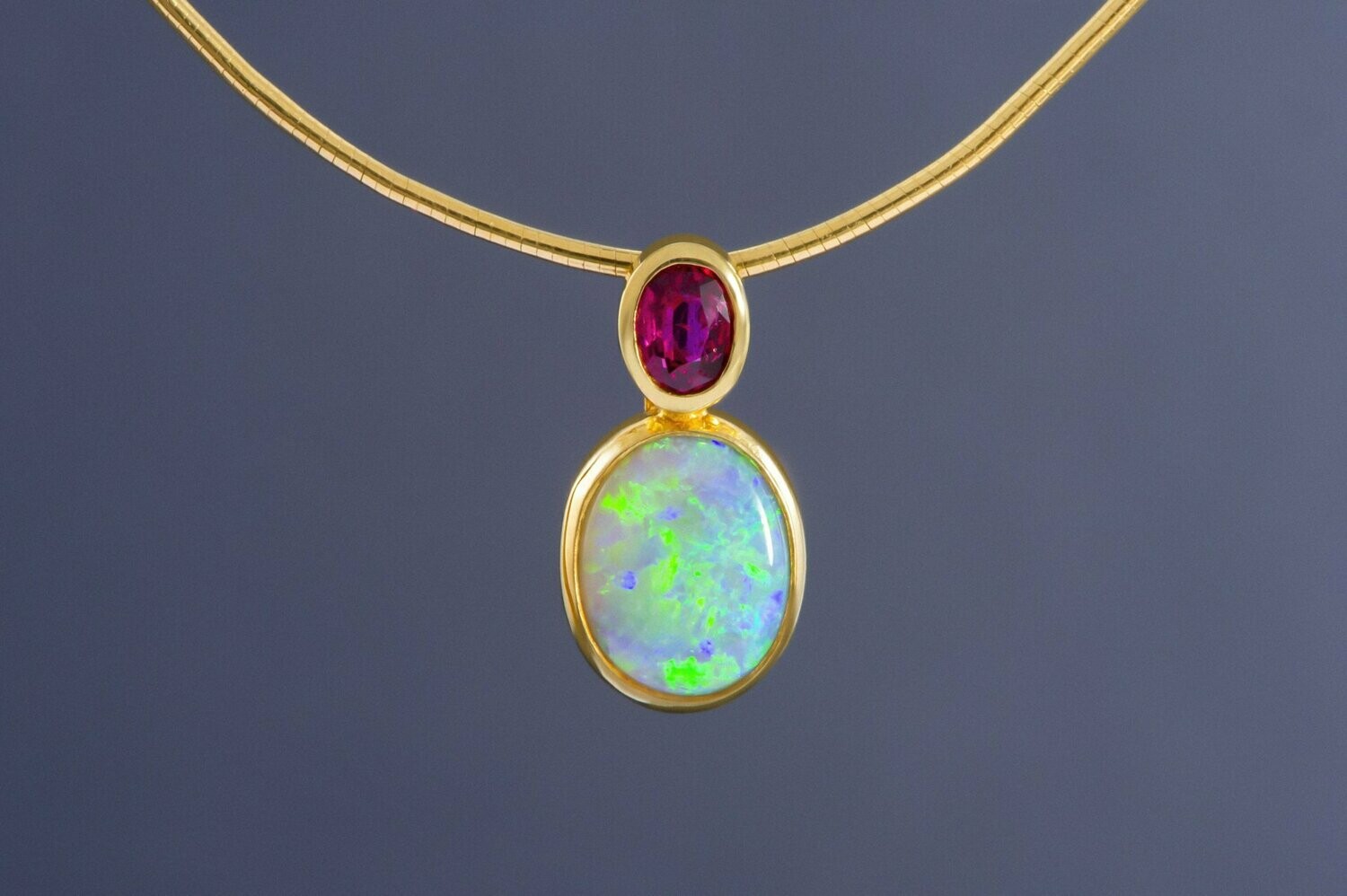 Anhänger 750er Gelbgold ein Rubin und ein Opal