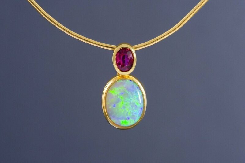 Anhänger 750er Gelbgold ein Rubin und ein Opal