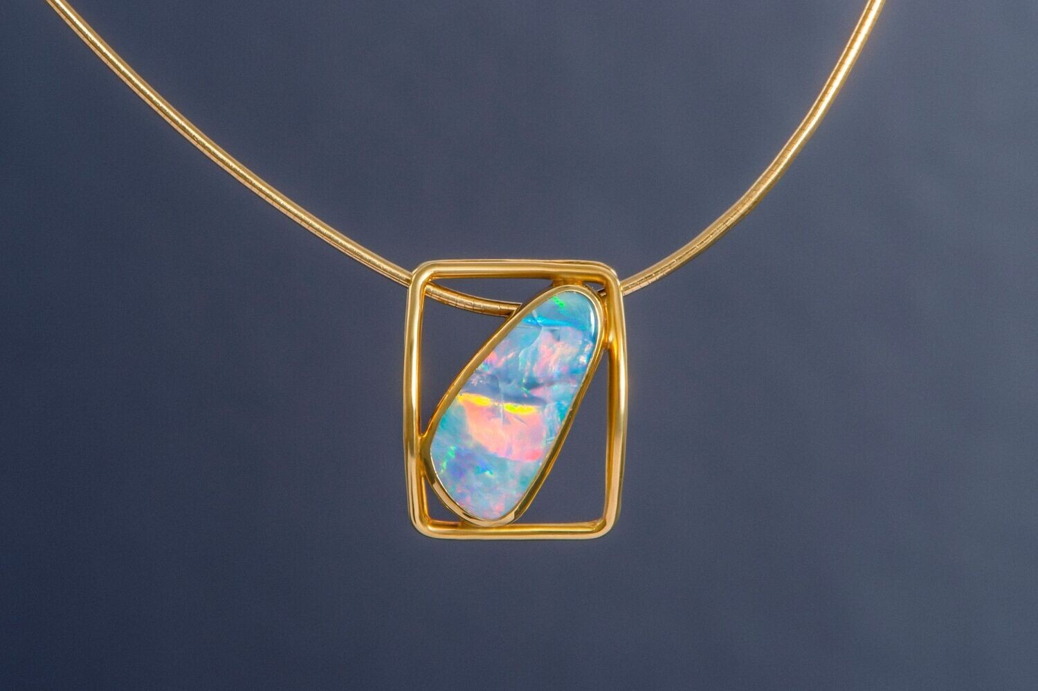 Anhänger 750er Gelbgold mit einem Opal-Matrix