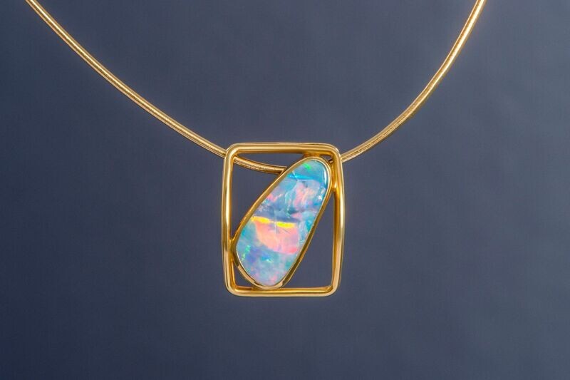 Anhänger 750er Gelbgold mit einem Opal-Matrix