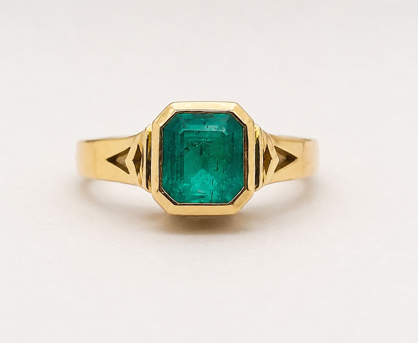 750er Gelbgold Ring mit einem Smaragd (Ringgröße Anpassbar) 750er Gelbgold Ring mit einem Smaragd (Ringgröße Anpassbar)