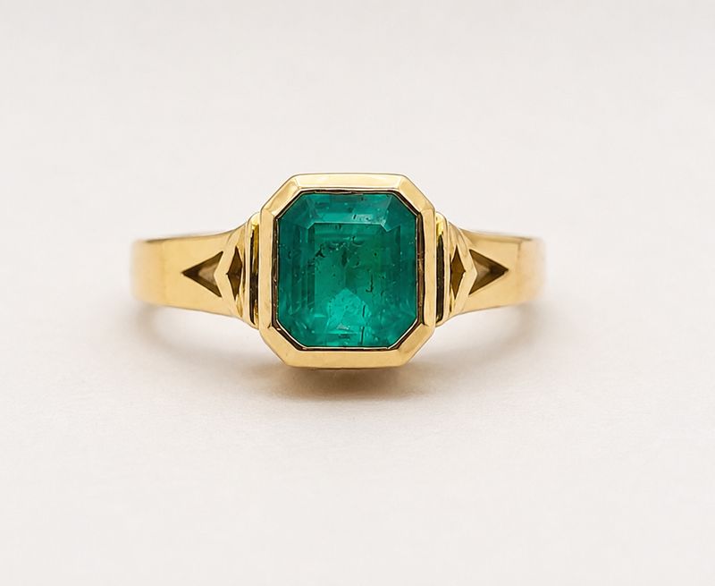 750er Gelbgold Ring mit einem Smaragd (Ringgröße Anpassbar) 750er Gelbgold Ring mit einem Smaragd (Ringgröße Anpassbar)