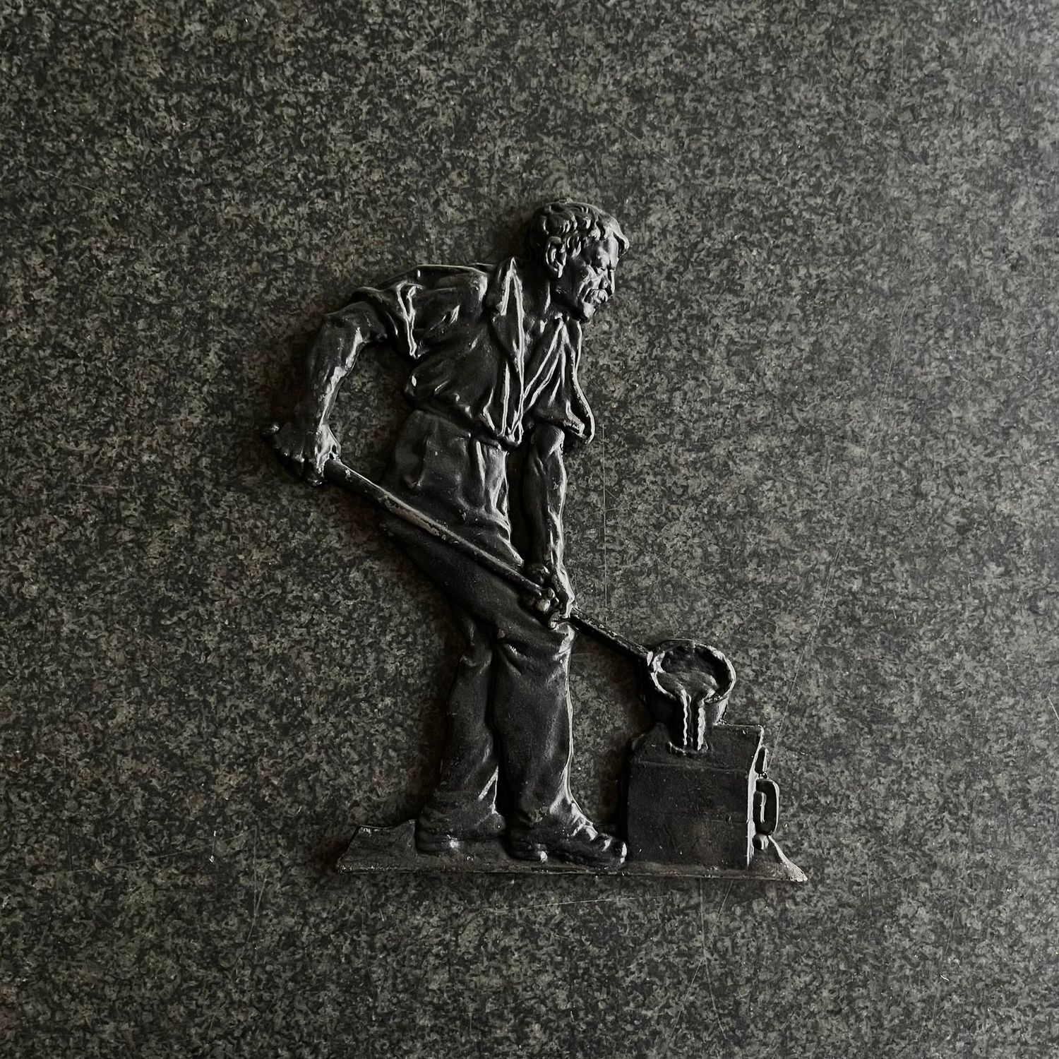 Wandrelief Wandrelief "Der Gießer"