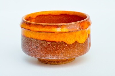 Tasse de poterie japonaise traditionnelle orange