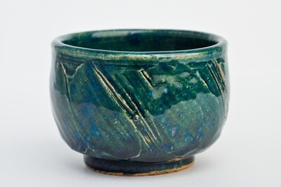 Coupe de poterie verte et bleue