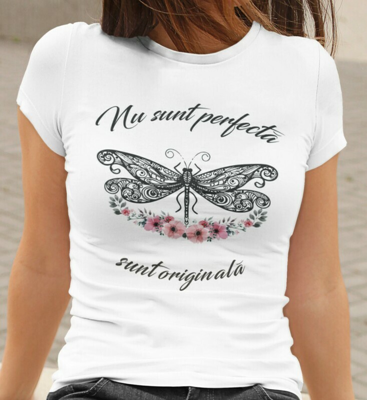 Tricou Damă – Nu Sunt Perfectă, Sunt Originală – Design Fluture Floral