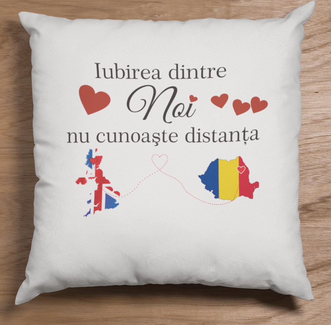 Pernă personalizată „Iubirea nu cunoaște distanța”