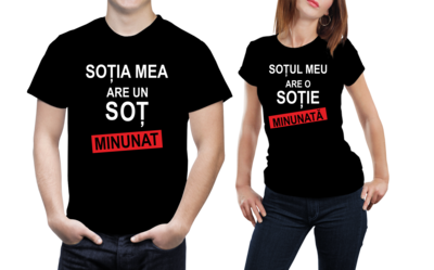 Set tricouri cuplu – „Soția mea are un soț minunat / Soțul meu are o soție minunată” – bumbac 100%, mesaj cu autoironie și iubire