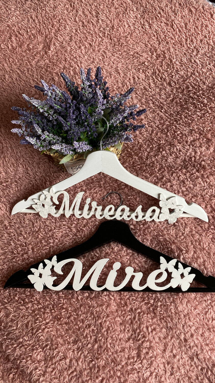 Set Umerașe Nuntă „Mire” și „Mireasă” – Model cu Fluturi Decorați și Scris 3D