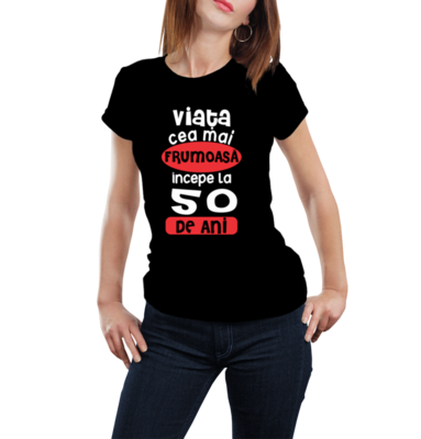 Tricou damă „Viața cea mai frumoasă începe la 50 de ani” – bumbac 100%, mesaj pozitiv și feminin