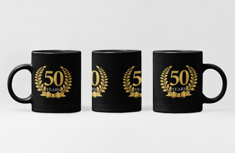 Cană neagră – 50 ani – Cadou aniversar cu stil pentru o vârstă rotundă