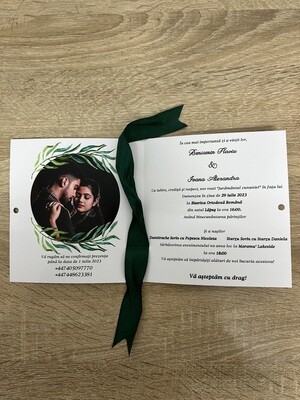 Invitație de nuntă personalizată cu fotografia mirilor – carton mat, fundiță verde elegantă 2346