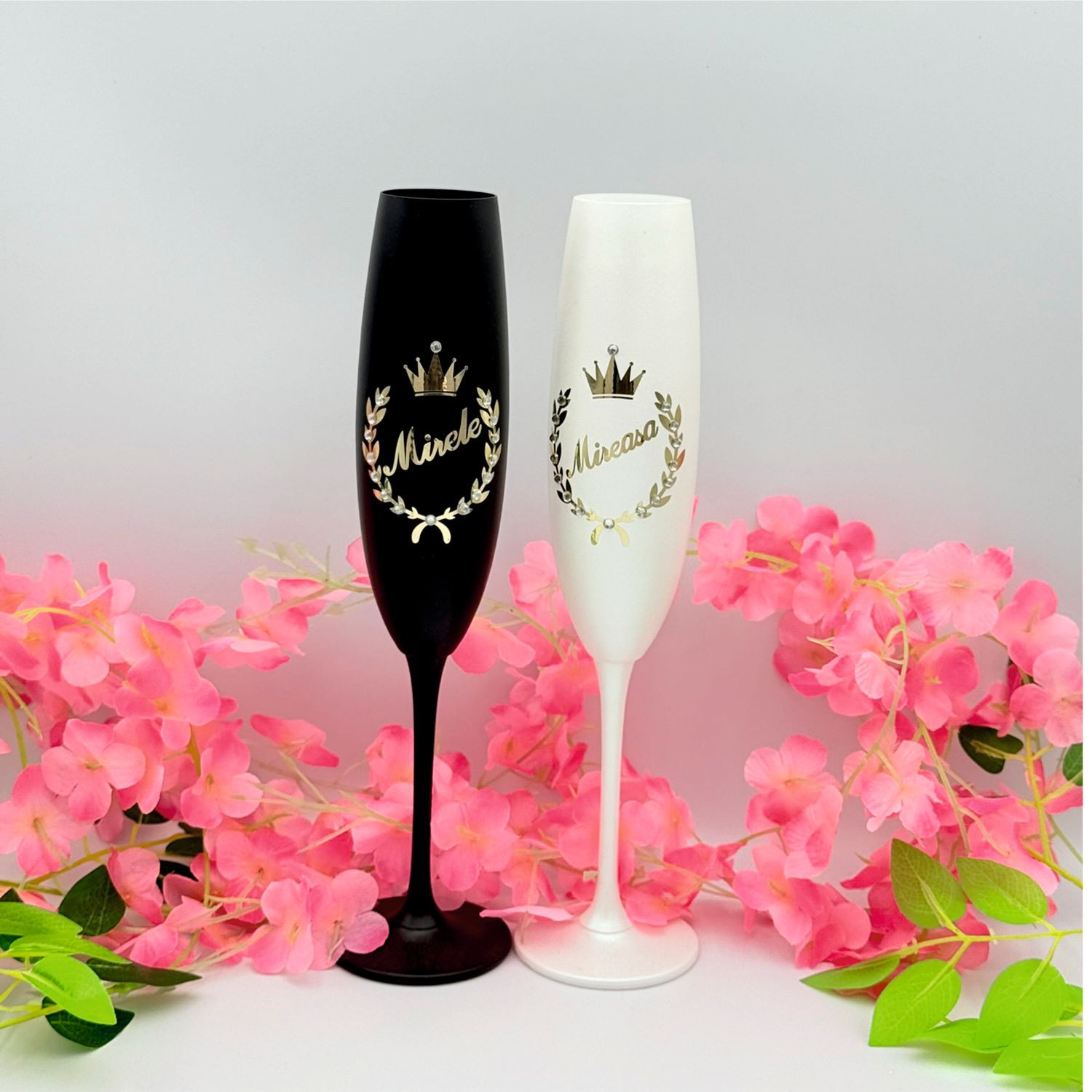 Set Pahare Nuntă „Mirele &amp; Mireasa” – Negru &amp; Alb, Inscripție Auriu cu Coroană Regală