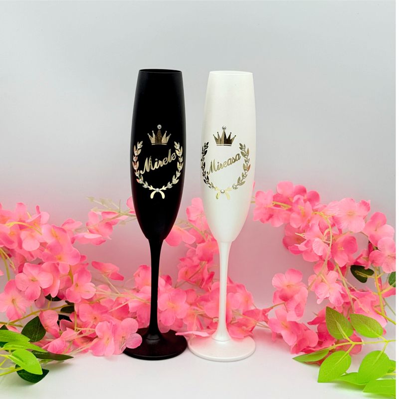 Set Pahare Nuntă „Mirele &amp; Mireasa” – Negru &amp; Alb, Inscripție Auriu cu Coroană Regală