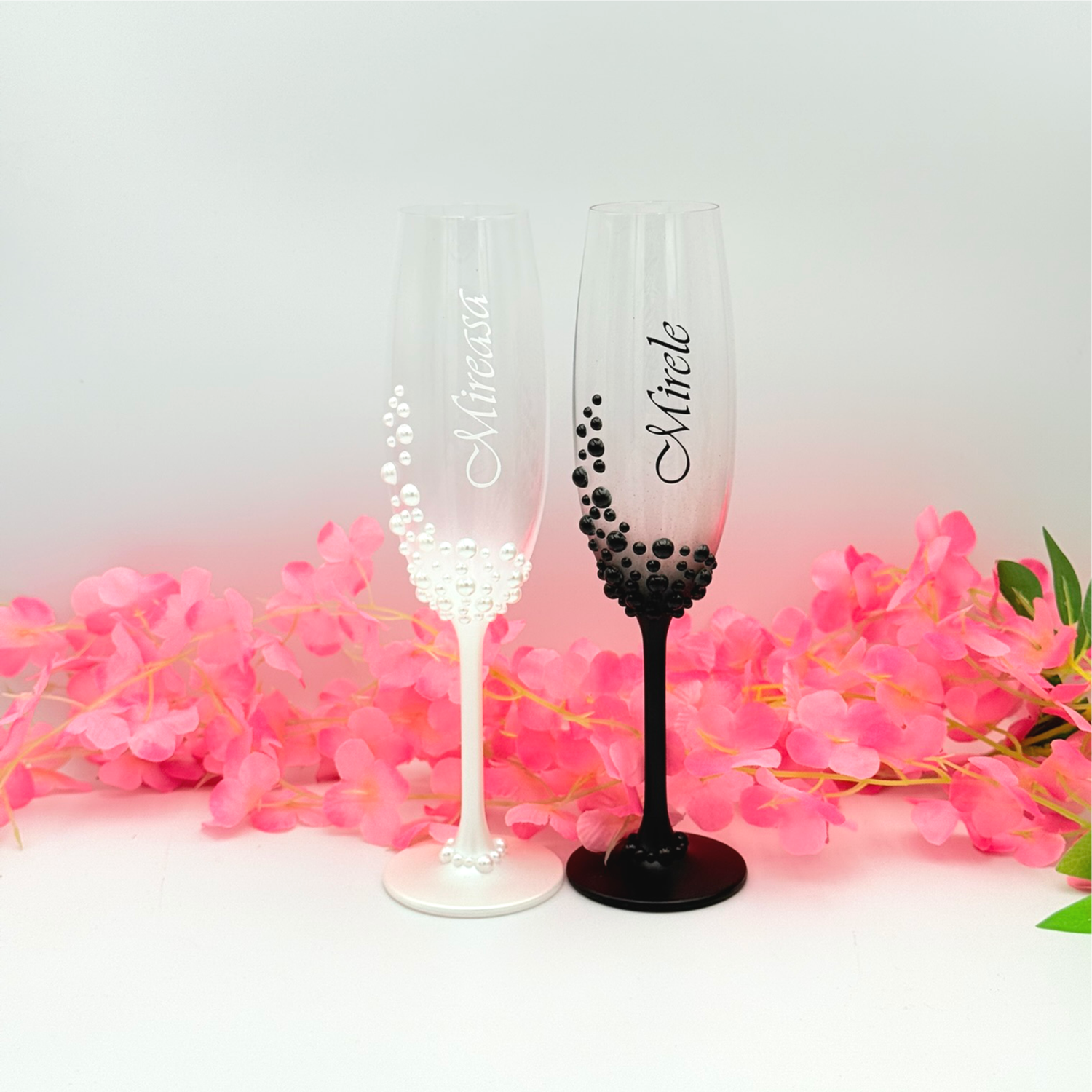 Set pahare miri „Mire și Mireasă” cu perle decorative – alb &amp; negru,  eleganță pentru ziua nunții