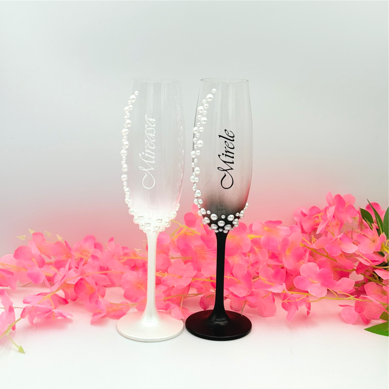 Set pahare miri „Mire și Mireasă” cu decor vertical din perle – alb &amp; negru, eleganță pentru ziua nunții
