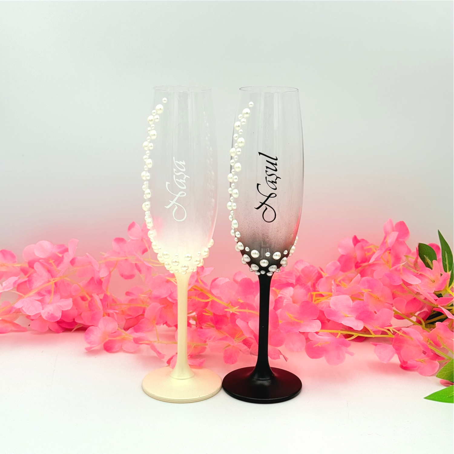 Set pahare nași „Nașul și Nașa” cu decor perlat vertical – alb &amp; negru, rafinament pentru masa de onoare