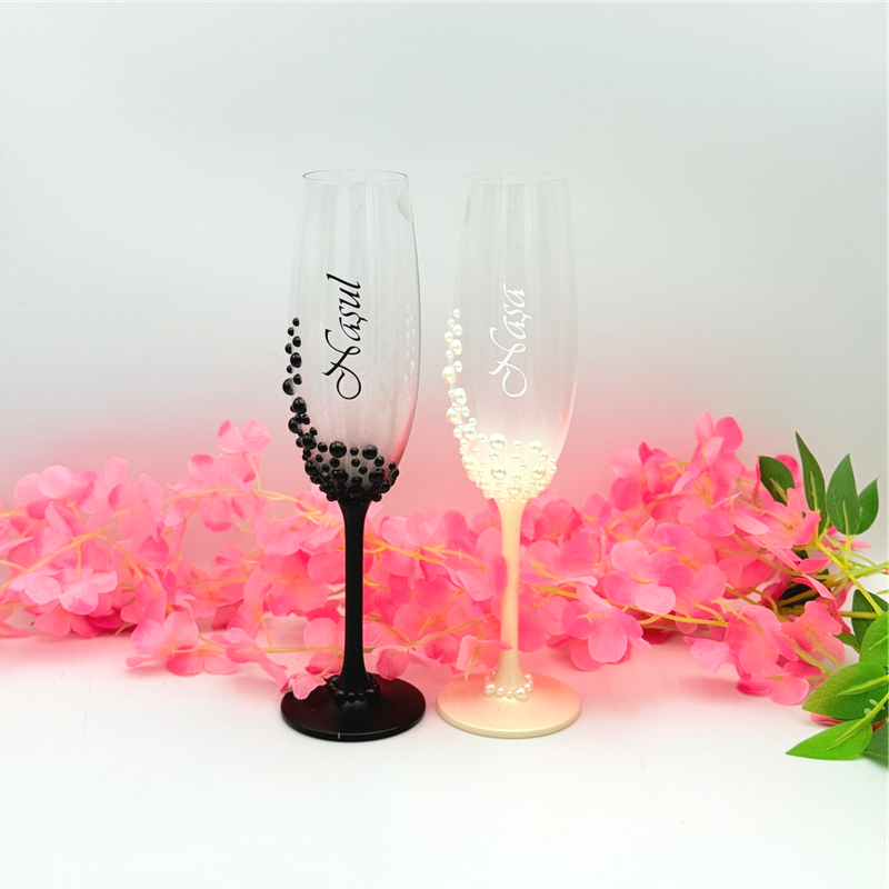 Set pahare nași „Nașul și Nașa” – alb &amp; negru, cu perle decorative, eleganță pentru masa de onoare