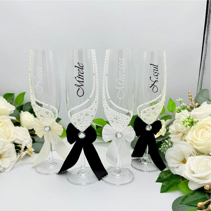 Set 4 pahare nuntă – Miri și Nași, decor cu perle și fundițe elegante, model de lux pentru masă festivă