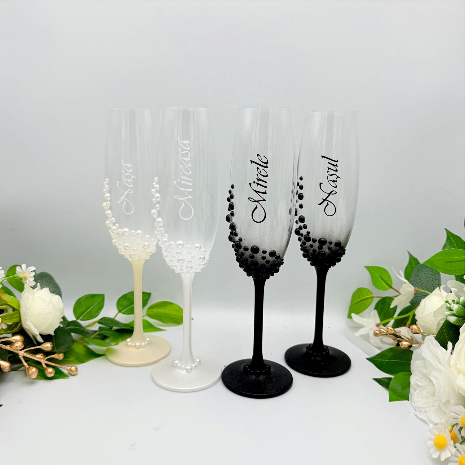 Set pahare  „Miri și Nasi” cu perle decorative – alb &amp; negru,  eleganță pentru ziua nunții