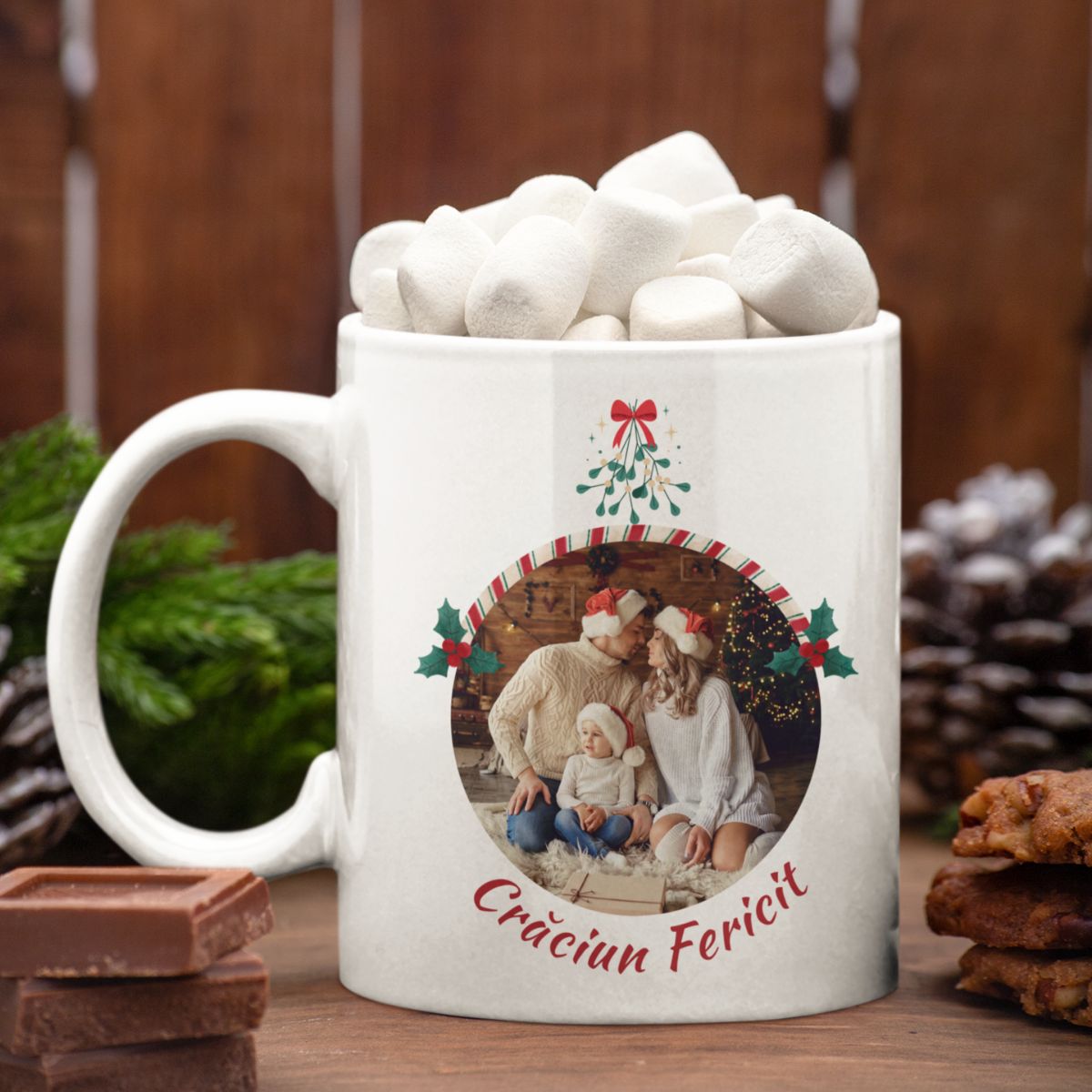 Cană Personalizată de Crăciun – Poză în Ornament &amp; text „Crăciun Fericit”