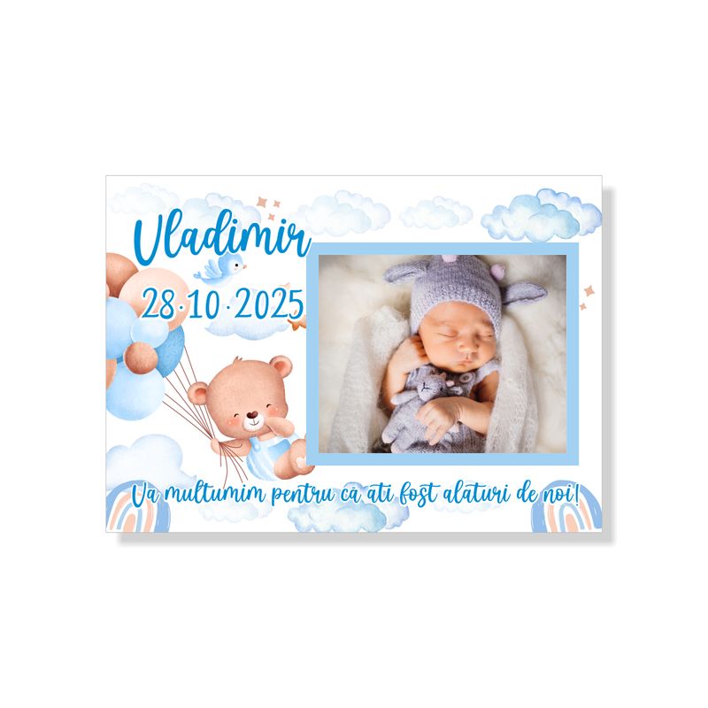 Magnet de frigider mărturie botez – „Povestea Ursulețului Zburător”, 100×72 mm, print foto premium Magnet de frigider mărturie botez – „Povestea Ursulețului Zburător”, 100×72 mm, print foto premium