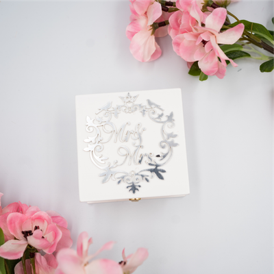 Căsuță Verighete „Mr &amp; Mrs” – 8x8 cm | Cutie Elegantă din Lemn Alb