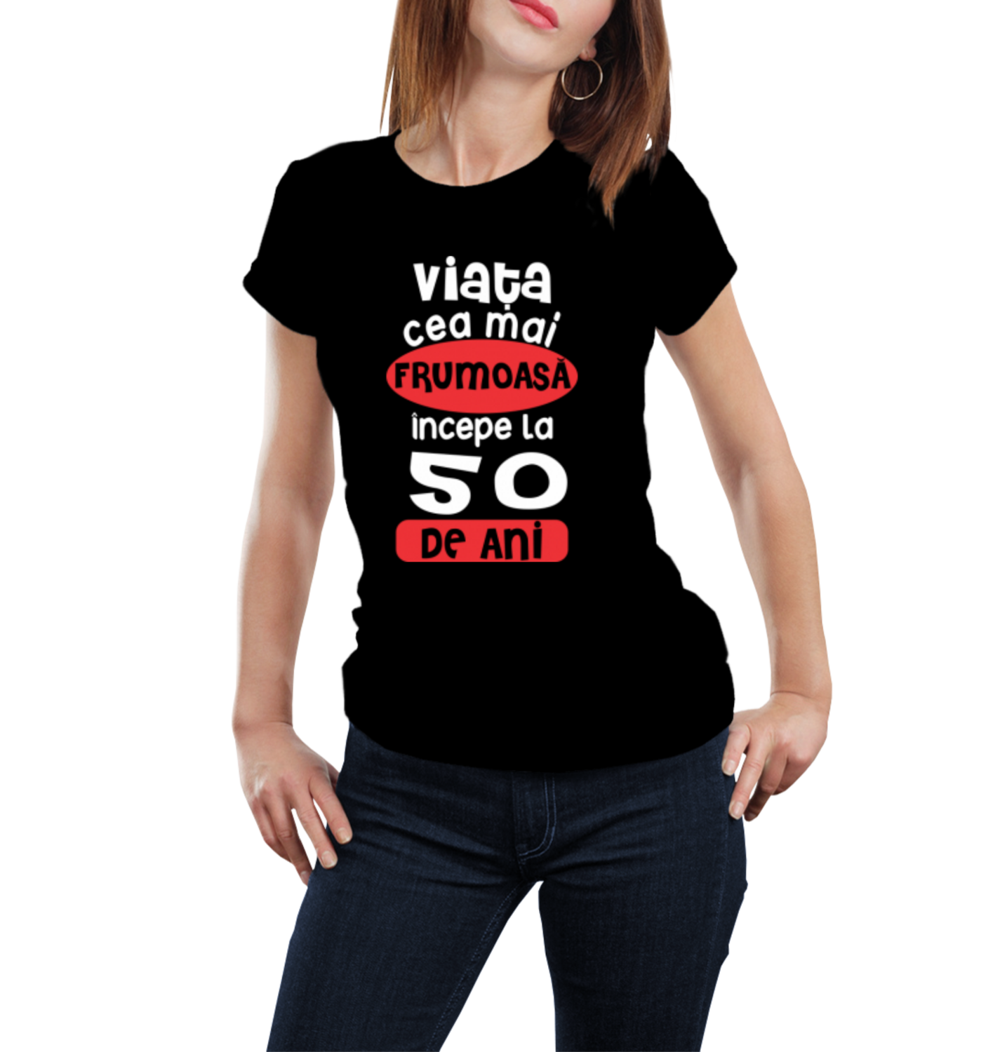 Tricou damă „Viața cea mai frumoasă începe la 50 de ani” – bumbac 100%, mesaj pozitiv și feminin
