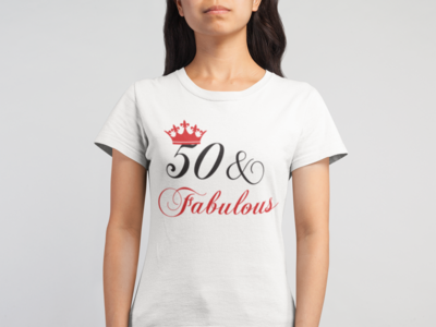 Tricou aniversar „50 &amp; Fabulous” – bumbac 100%, mesaj elegant cu coroană